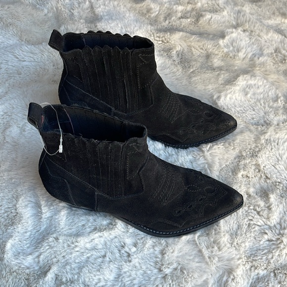 Select made in Italy western suede ankle boots